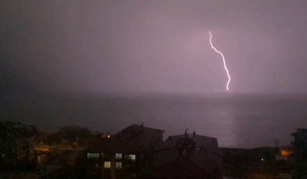 Şimşekler geceyi gündüze çevirdi