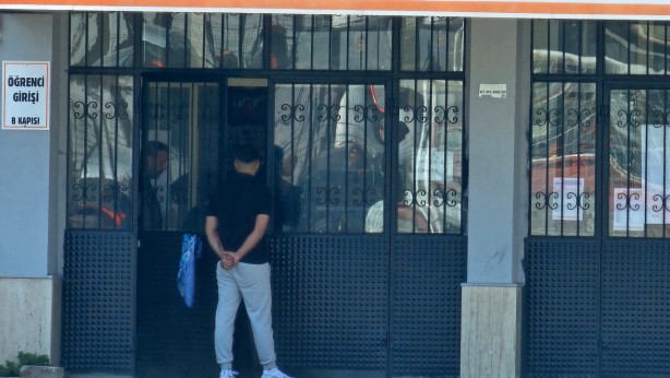 Foto - Sınavdan 1 saat önce okulun önüne gelmesine rağmen YKS'ye giremedi!