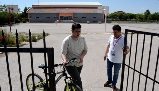 Foto - Sınavdan 1 saat önce okulun önüne gelmesine rağmen YKS'ye giremedi!