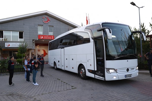 Foto - Sınır dışı edilecek 215 Afganistan uyruklu, Edirne'den İstanbul'a gönderildi