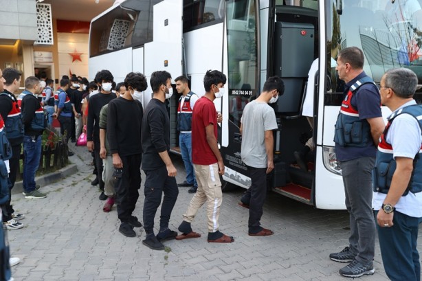 Foto - Sınır dışı edilecek 215 Afganistan uyruklu, Edirne'den İstanbul'a gönderildi