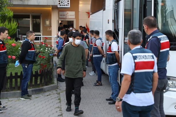 Sınır dışı edilecek 215 Afganistan uyruklu, Edirne'den İstanbul'a gönderildi