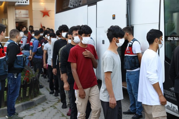 Foto - Sınır dışı edilecek 215 Afganistan uyruklu, Edirne'den İstanbul'a gönderildi