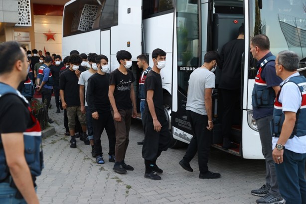 Foto - Sınır dışı edilecek 215 Afganistan uyruklu, Edirne'den İstanbul'a gönderildi