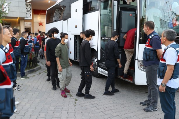 Foto - Sınır dışı edilecek 215 Afganistan uyruklu, Edirne'den İstanbul'a gönderildi