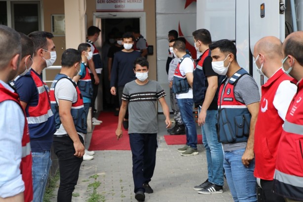 Foto - Sınır dışı edilecek 227 düzensiz göçmen, İstanbul'a gönderildi