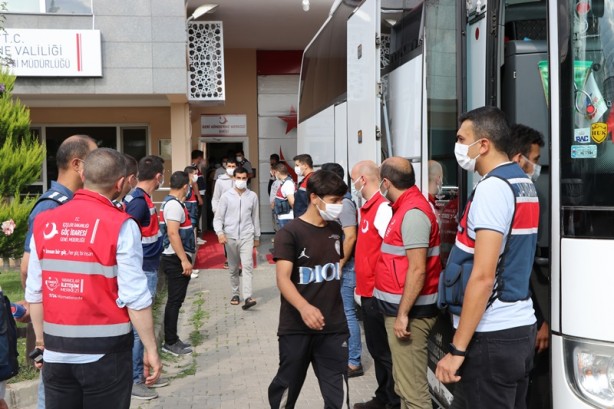Sınır dışı edilecek 227 düzensiz göçmen, İstanbul'a gönderildi