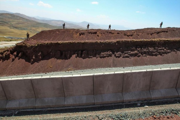 Foto - Sınır hattında dikkat çeken taktik! Türk SİHA'larına yakalanmamak için bakın ne yapıyorlar