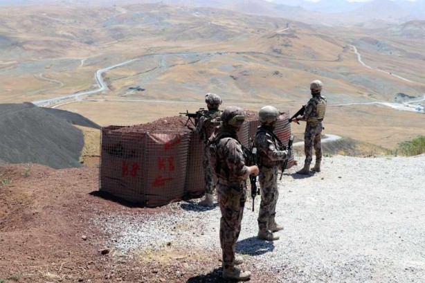 Foto - Sınır hattında dikkat çeken taktik! Türk SİHA'larına yakalanmamak için bakın ne yapıyorlar