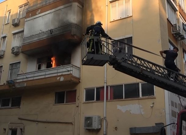 Foto - Sinir krizi geçiren kadın dehşet saçtı! Eline ne geçtiyse fırlattı