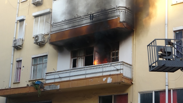 Foto - Sinir krizi geçiren kadın dehşet saçtı! Eline ne geçtiyse fırlattı
