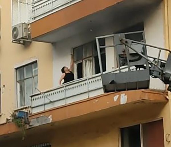 Foto - Sinir krizi geçiren kadın dehşet saçtı! Eline ne geçtiyse fırlattı