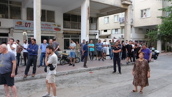 Foto - Sinir krizi geçiren kadın dehşet saçtı! Eline ne geçtiyse fırlattı