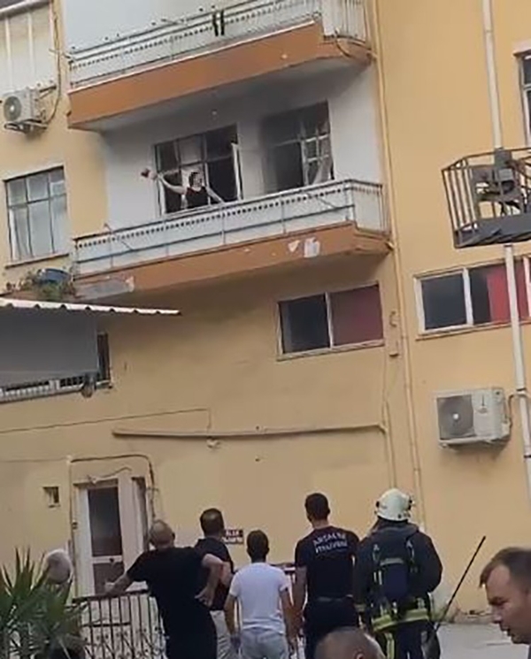 Sinir krizi geçiren kadın dehşet saçtı! Eline ne geçtiyse fırlattı