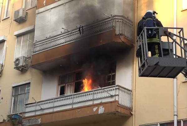 Foto - Sinir krizi geçiren kadın dehşet saçtı! Eline ne geçtiyse fırlattı