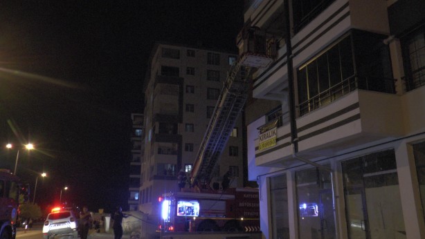 Foto - Sinir krizi geçiren şahıs evini ateşe verdi
