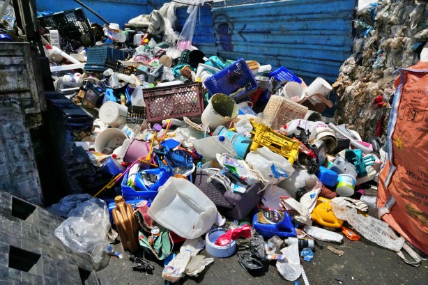 Sınır tanımayan israf geri dönüşüm işçilerini bile şaşırtıyor