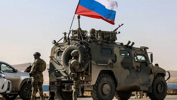 Sınırda tehlikeli gerginlik! Askeri konvoyun önünü kestiler