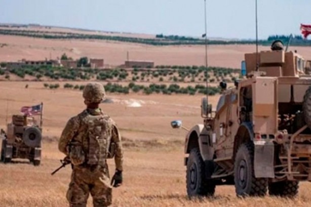 Foto - Sınırda tehlikeli gerginlik! Askeri konvoyun önünü kestiler