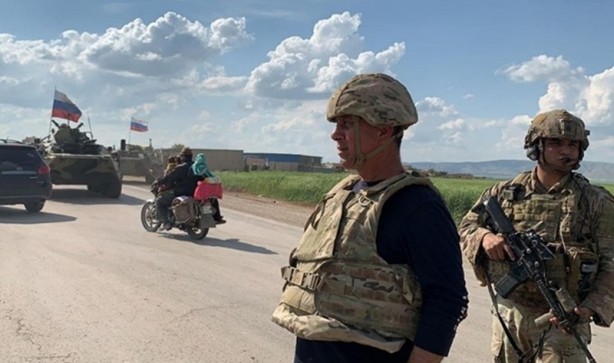 Foto - Sınırda tehlikeli gerginlik! Askeri konvoyun önünü kestiler