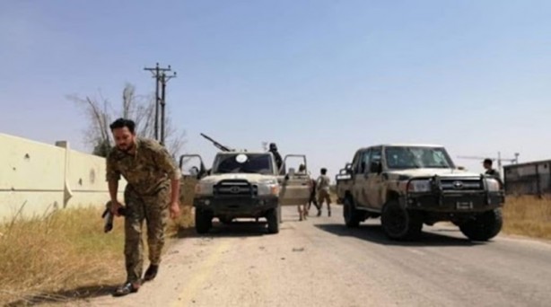 Foto - Sınırda tehlikeli gerginlik! Askeri konvoyun önünü kestiler