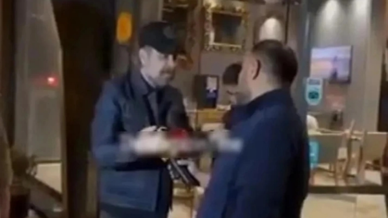 Foto - Sinirlenince, ünlü oyuncu Nejat İşler’e kafa atmıştı! O Beyaz TV muhabirine bakın ne oldu