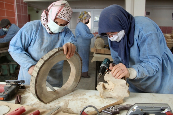 Foto - Sinoplu kadınlar ahşaptan saat üretiyor
