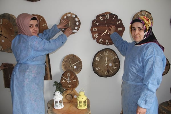Foto - Sinoplu kadınlar ahşaptan saat üretiyor