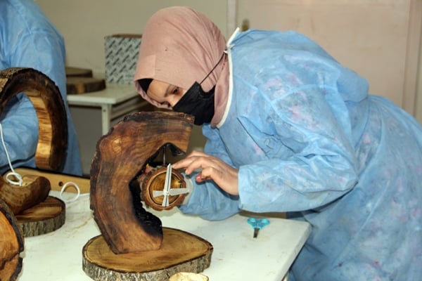 Foto - Sinoplu kadınlar ahşaptan saat üretiyor