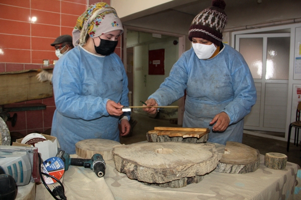 Foto - Sinoplu kadınlar ahşaptan saat üretiyor