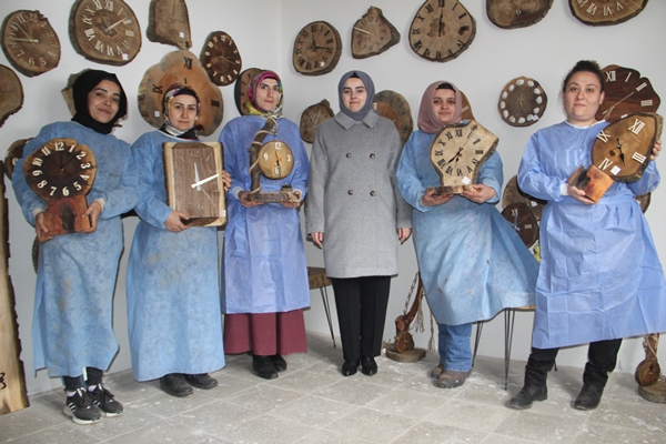 Foto - Sinoplu kadınlar ahşaptan saat üretiyor