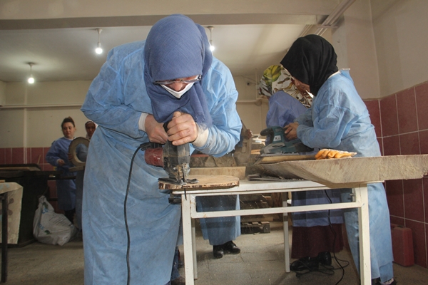 Foto - Sinoplu kadınlar ahşaptan saat üretiyor