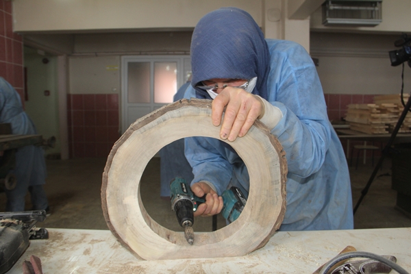 Foto - Sinoplu kadınlar ahşaptan saat üretiyor