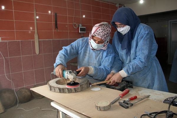 Sinoplu kadınlar ahşaptan saat üretiyor