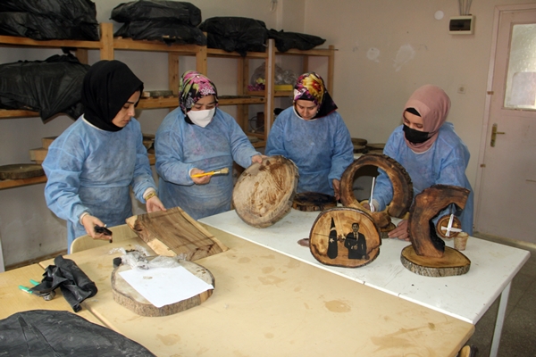 Foto - Sinoplu kadınlar ahşaptan saat üretiyor