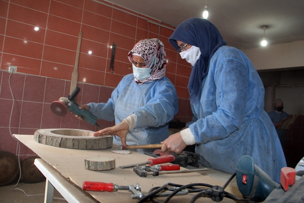 Foto - Sinoplu kadınlar ahşaptan saat üretiyor