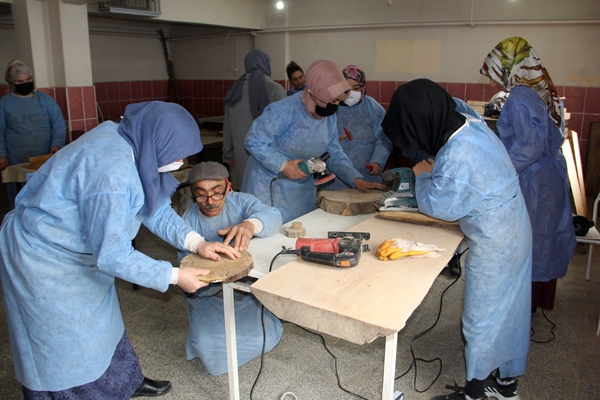 Foto - Sinoplu kadınlar ahşaptan saat üretiyor