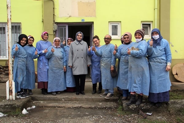 Foto - Sinoplu kadınlar ahşaptan saat üretiyor