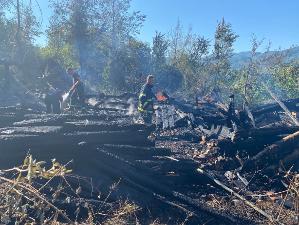 Sinop'ta ahşap ev yanarak kullanılamaz hale geldi