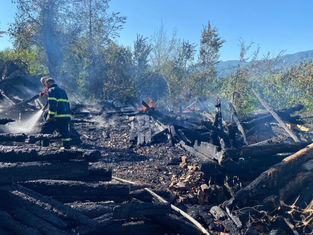 Foto - Sinop'ta ahşap ev yanarak kullanılamaz hale geldi