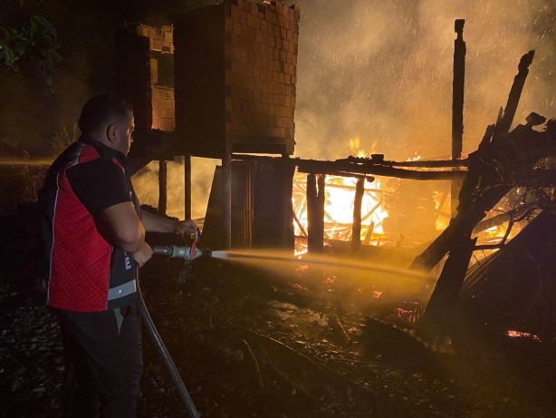 Foto - Sinop'ta ahşap ev yanarak kullanılamaz hale geldi