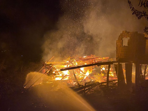 Foto - Sinop'ta ahşap ev yanarak kullanılamaz hale geldi