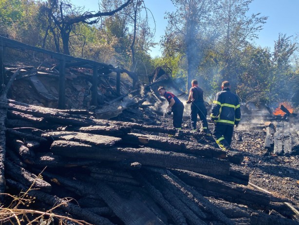 Foto - Sinop'ta ahşap ev yanarak kullanılamaz hale geldi