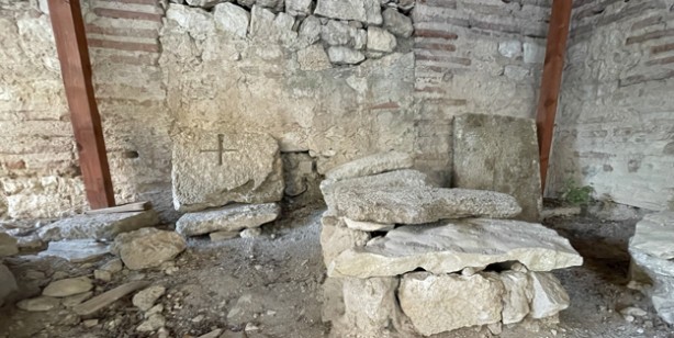Foto - Sinop'ta "Piskopos mezarları"ndan çıkarılan kıyafetler, takılar... Türünün tek örneği! Oturur vaziyette defnedildi