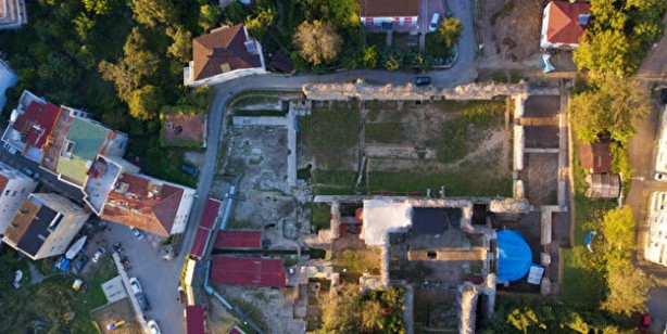 Foto - Sinop'ta "Piskopos mezarları"ndan çıkarılan kıyafetler, takılar... Türünün tek örneği! Oturur vaziyette defnedildi
