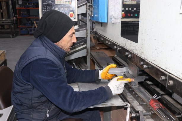 Siparişlerin durdurulduğu fabrikada depremzedeler için soba üretiliyor