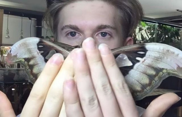 Foto - Sıra dışı adam! Canlı böcekleri yüzünde sergiliyor! 