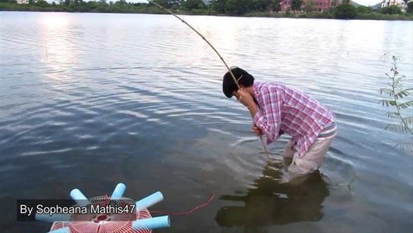 Foto - Sıra dışı bir balık avlama taktiği daha!