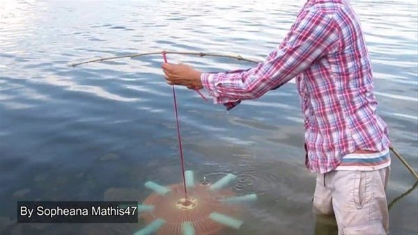 Foto - Sıra dışı bir balık avlama taktiği daha!