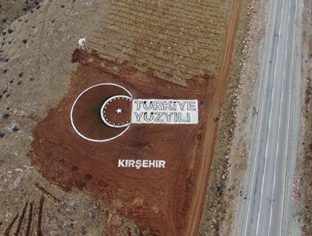 Foto - Sıra dışı bir çalışma! Bu yazı bakın neyle yazıldı